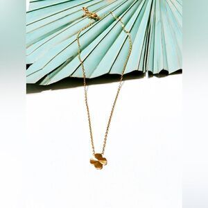 Gold flower pendant S200